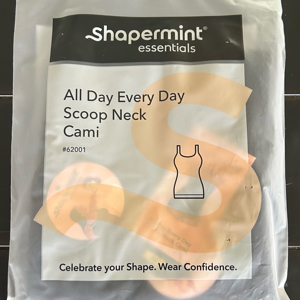 SOLD!! NWT Shapermint Essentials Scoop Neck Camo Size M.